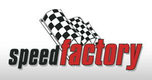 Das schwarz-rote Speedfactory Logo mit einer Rennflage im Hintergrund